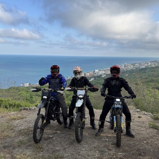 Впуснете се в необикновена офроуд разходка с адреналин, история и гледки с 1-часов тур с електрически мотор край Аладжа Манастир, Варна от Makaroon