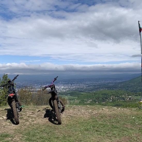  Вдигнете адреналина с Двучасов тур с електрически мотори край Горна Баня от Makaroon