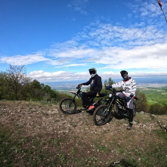  Вдигнете адреналина с Двучасов тур с електрически мотори край Горна Баня от Makaroon