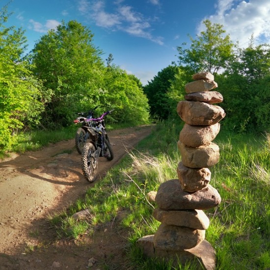  Вдигнете адреналина с Двучасов тур с електрически мотори край Горна Баня от Makaroon