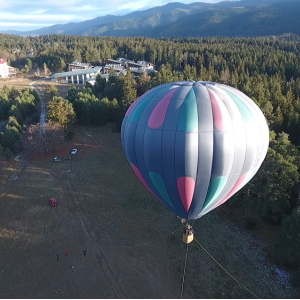 Панорамно издигане с балон край Боровец за двама