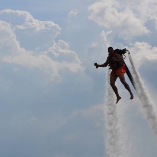 Предизвикайте себе си с Флайборд или джетпак на яз. Искър от Makaroon Предизвикайте себе си с Флайборд или джетпак на яз. Искър от Makaroon