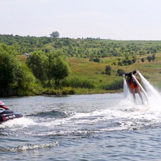 Предизвикайте себе си с Флайборд или джетпак на яз. Искър от Makaroon Предизвикайте себе си с Флайборд или джетпак на яз. Искър от Makaroon