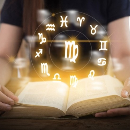 Какво казват звездите за Вашите взаимоотношения? Разберете със Синастрия – Партньорска Съвместимост от Makaroon