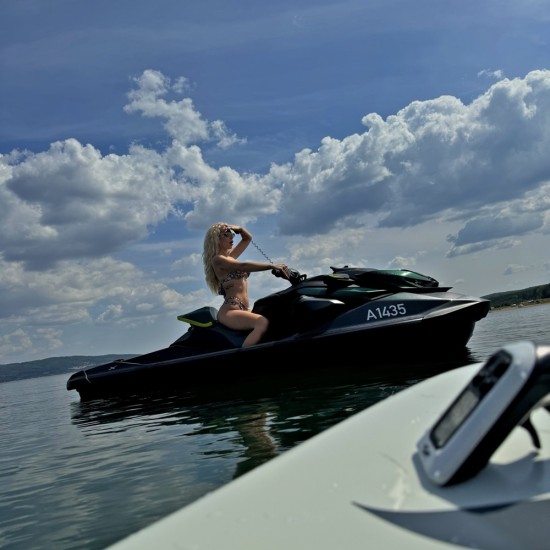 Насладете се на едно Водно забавление: Джет под наем на яз. Искър от Makaroon Насладете се на едно Водно забавление: Джет под наем на яз. Искър от Makaroon