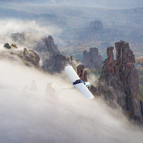 Наблюдавайте скалите с птиците с „Полет със самолет над Белоградчишките скали“ от Makaroon