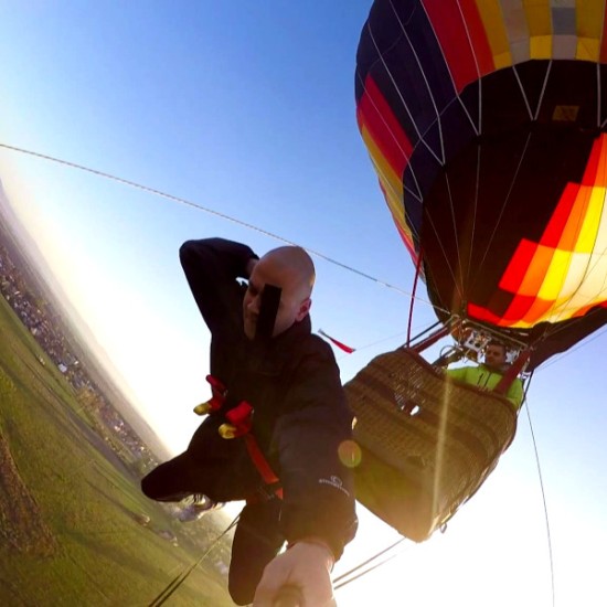 Изживейте едно вълнуващо екстремно приключение със Скок с бънджи от балон и видеозаснемане край София от Makaroo Изживейте едно вълнуващо екстремно приключение със Скок с бънджи от балон и видеозаснемане край София от Makaroon
