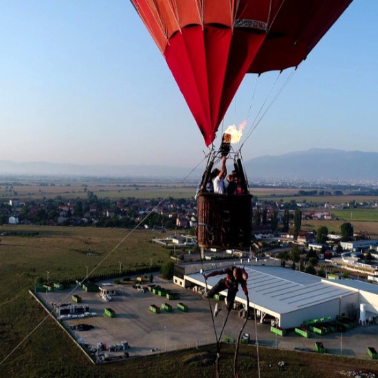 Изживейте едно вълнуващо екстремно приключение със Скок с бънджи от балон и видеозаснемане край София от Makaroo Изживейте едно вълнуващо екстремно приключение със Скок с бънджи от балон и видеозаснемане край София от Makaroon