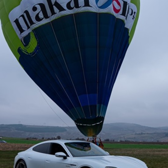 Напишете своята вълшебна приказка с “VIP трансфер и свободен VIP полет  с балон“ от Makaroon