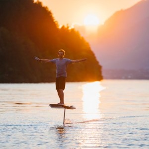 Полетете над водата с "20-минутен урок по каране на Е-foil на яз. Искър" 