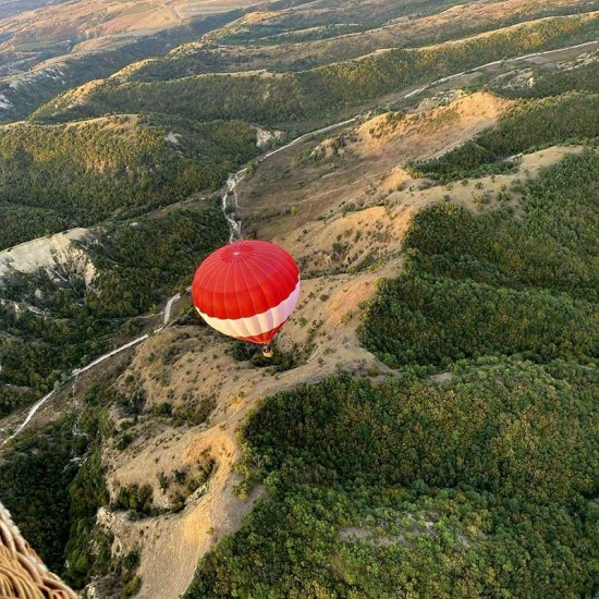 Отпразнувайте любовта си с Делукс полет с балон за двама край Мелник от Makaroon.bg