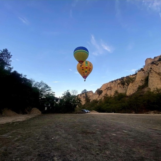 Отпразнувайте любовта си с Делукс полет с балон за двама край Мелник от Makaroon.bg