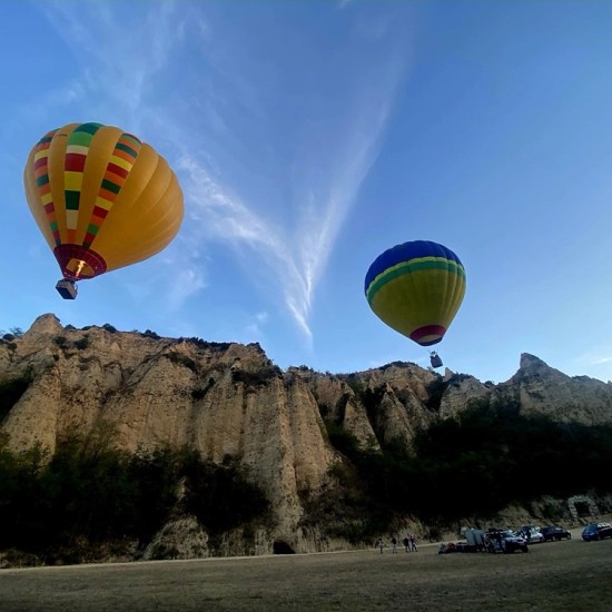 Полъх на адреналин с  Панорамно издигане с балон над Мелнишните пирамиди oт Makaroon