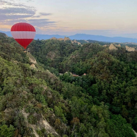 Полъх на адреналин с  Панорамно издигане с балон над Мелнишните пирамиди oт Makaroon