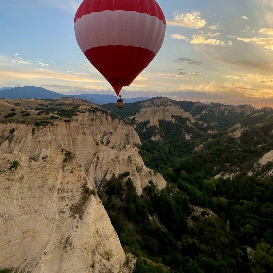 Полъх на адреналин с  Панорамно издигане с балон над Мелнишките пирамиди oт Makaroon