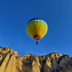Панорамно издигане с балон над Мелнишките пирамиди