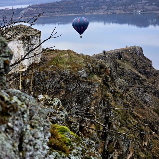 Свободен полет с балон + чаша пенливо вино над яз. Пчелина - адреналин и уникална гледка от Makaroon