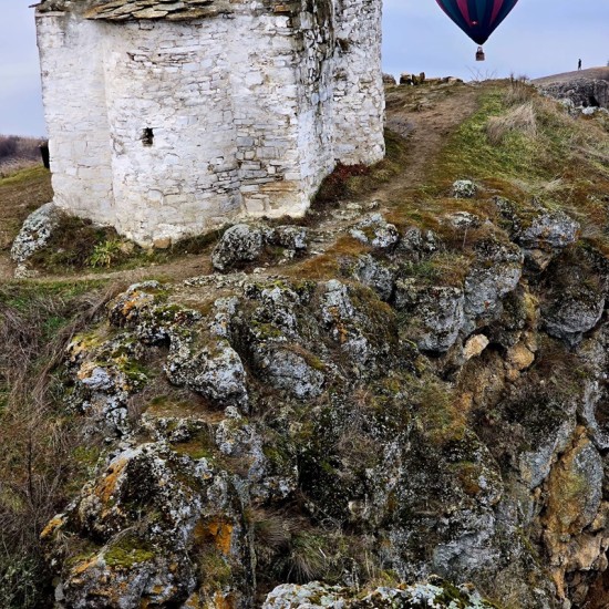 Свободен полет с балон + чаша пенливо вино над яз. Пчелина - адреналин и уникална гледка от Makaroon