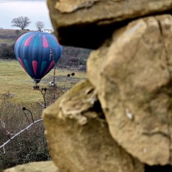 Делукс полет с балон + бутилка пенливо вино + сертификат за двама над яз. Пчелина