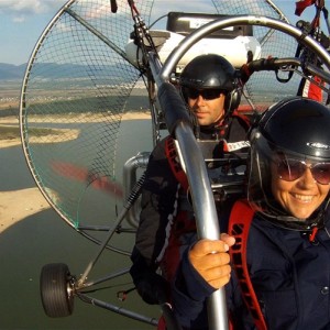 Издигнете се с "Полет с моторен парапланер + видеозаснемане край Казанлък" 