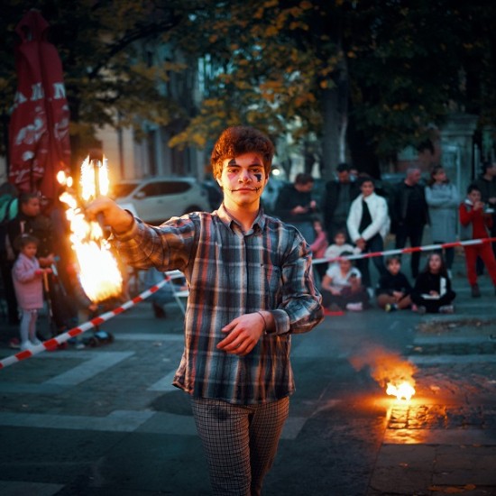 Стани повелител на огъня с курс по въртене на огнени факли от Макароон
