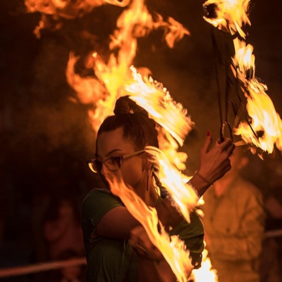 Стани повелител на огъня с курс по въртене на огнени факли от Макароон