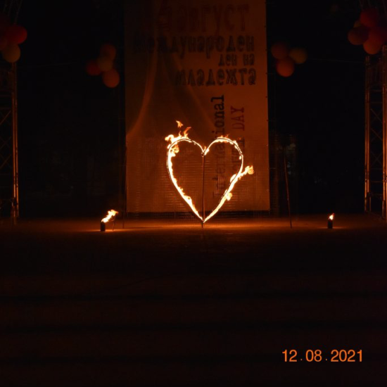 Огнено шоу за един запомнящ се празник  от Makaroon