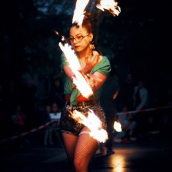 Огнено шоу за един запомнящ се празник Огнено шоу за един запомнящ се празник