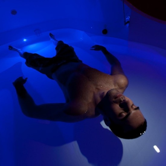 Отдайте се на дълбока релаксция с Флотация: Релаксация от ново поколение от Makaroon Отдайте се на дълбока релаксция с Флотация: Релаксация от ново поколение от Makaroon