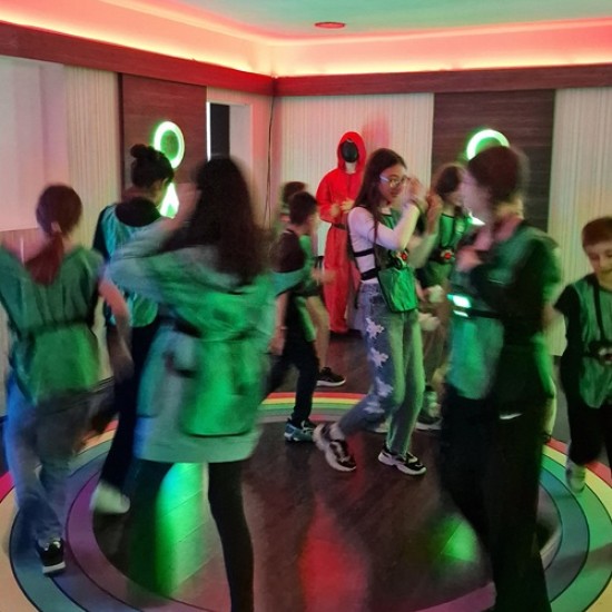 Оцелейте и спечелете The Squid Games - отборна игра за трима от Makaroon Оцелейте и спечелете The Squid Games - отборна игра за трима от Makaroon