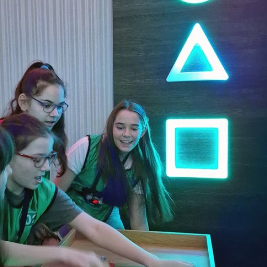 Оцелейте и спечелете The Squid Games - отборна игра за трима от Makaroon Оцелейте и спечелете The Squid Games - отборна игра за трима от Makaroon