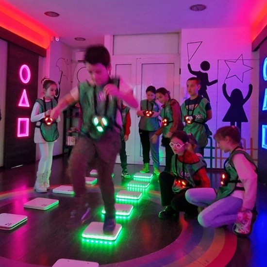 Оцелейте и спечелете The Squid Games - отборна игра за трима от Makaroon Оцелейте и спечелете The Squid Games - отборна игра за трима от Makaroon