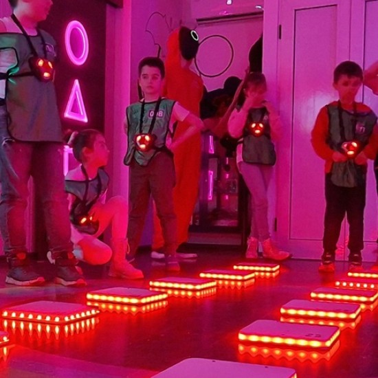 Оцелейте и спечелете The Squid Games - отборна игра за трима от Makaroon Оцелейте и спечелете The Squid Games - отборна игра за трима от Makaroon