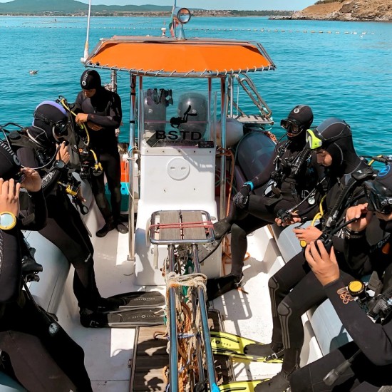 Diving from a boat for absolute beginners - dive into the depths of the Black Sea from Makaroon
