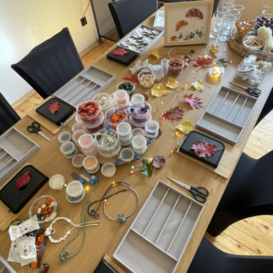 Забавление и творчество за деца с изработка на бижу или картина с коприна и мъниста от Makaroon