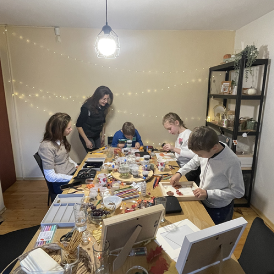 Забавление и творчество за деца с изработка на бижу или картина с коприна и мъниста от Makaroon