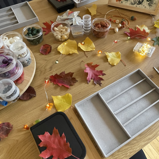 Забавление и творчество за деца с изработка на бижу или картина с коприна и мъниста от Makaroon