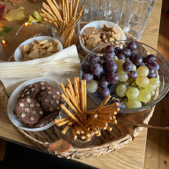 Забавление и творчество за деца с изработка на бижу или картина с коприна и мъниста от Makaroon