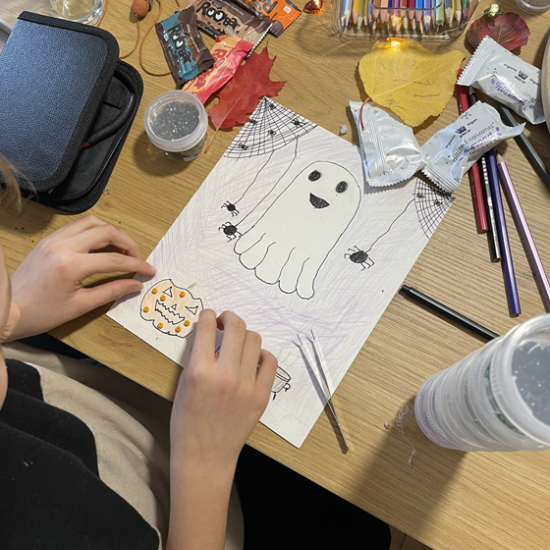 Забавление и творчество за деца с изработка на бижу или картина с коприна и мъниста от Makaroon