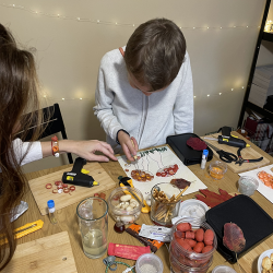 Творческа работилница за деца с Анн – изработка на бижу или картина с коприна и мъниста