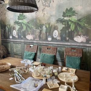 Творческа работилница по изработка на бижута от естествени камъни и коприна за един човек 