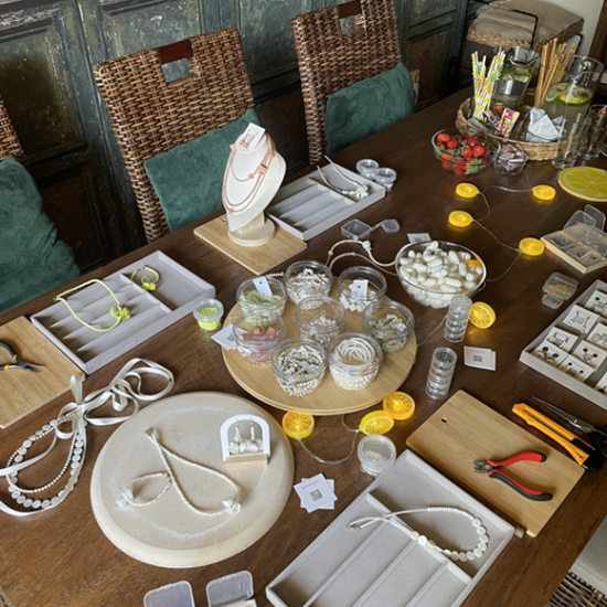 Създайте своето уникално бижу от естествени камъни и коприна по време на тaзи творческa работилница от Makaroon