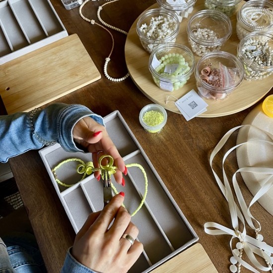 Създайте своето уникално бижу от естествени камъни и коприна по време на тaзи творческa работилница от Makaroon