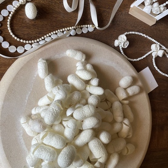 Създайте своето уникално бижу от естествени камъни и коприна по време на тaзи творческa работилница от Makaroon