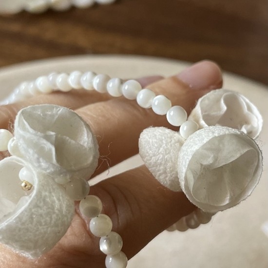 Създайте своето уникално бижу от естествени камъни и коприна по време на тaзи творческa работилница от Makaroon