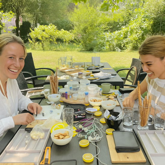 Създайте своето уникално бижу от естествени камъни и коприна по време на тaзи творческa работилница от Makaroon