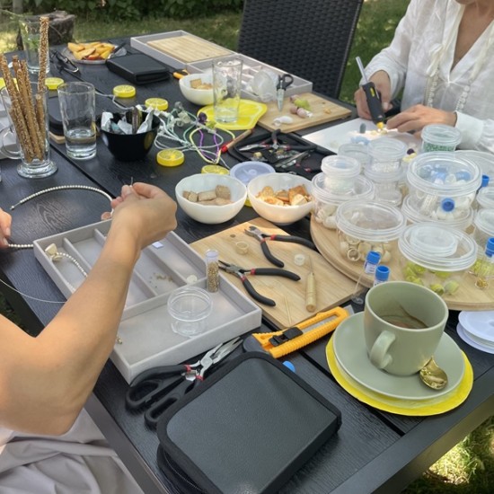 Създайте своето уникално бижу от естествени камъни и коприна по време на тaзи творческa работилница от Makaroon