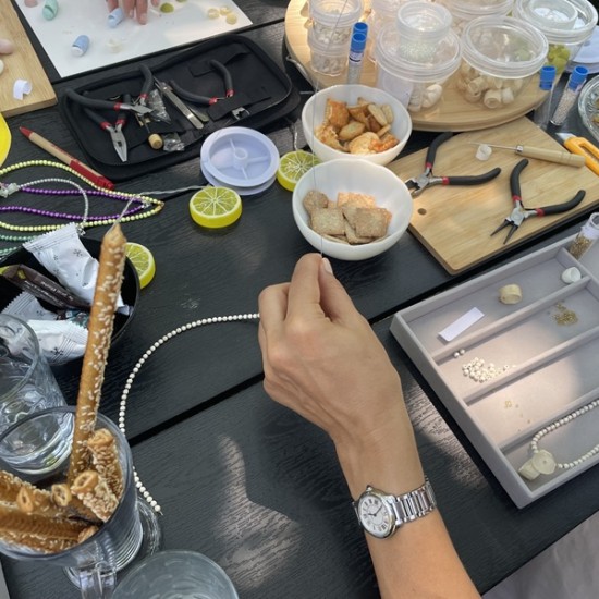 Създайте своето уникално бижу от естествени камъни и коприна по време на тaзи творческa работилница от Makaroon