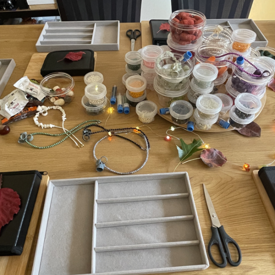 Създайте своето уникално бижу от естествени камъни и коприна по време на тaзи творческa работилница от Makaroon