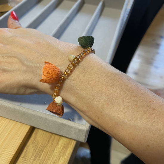 Създайте своето уникално бижу от естествени камъни и коприна по време на тaзи творческa работилница от Makaroon